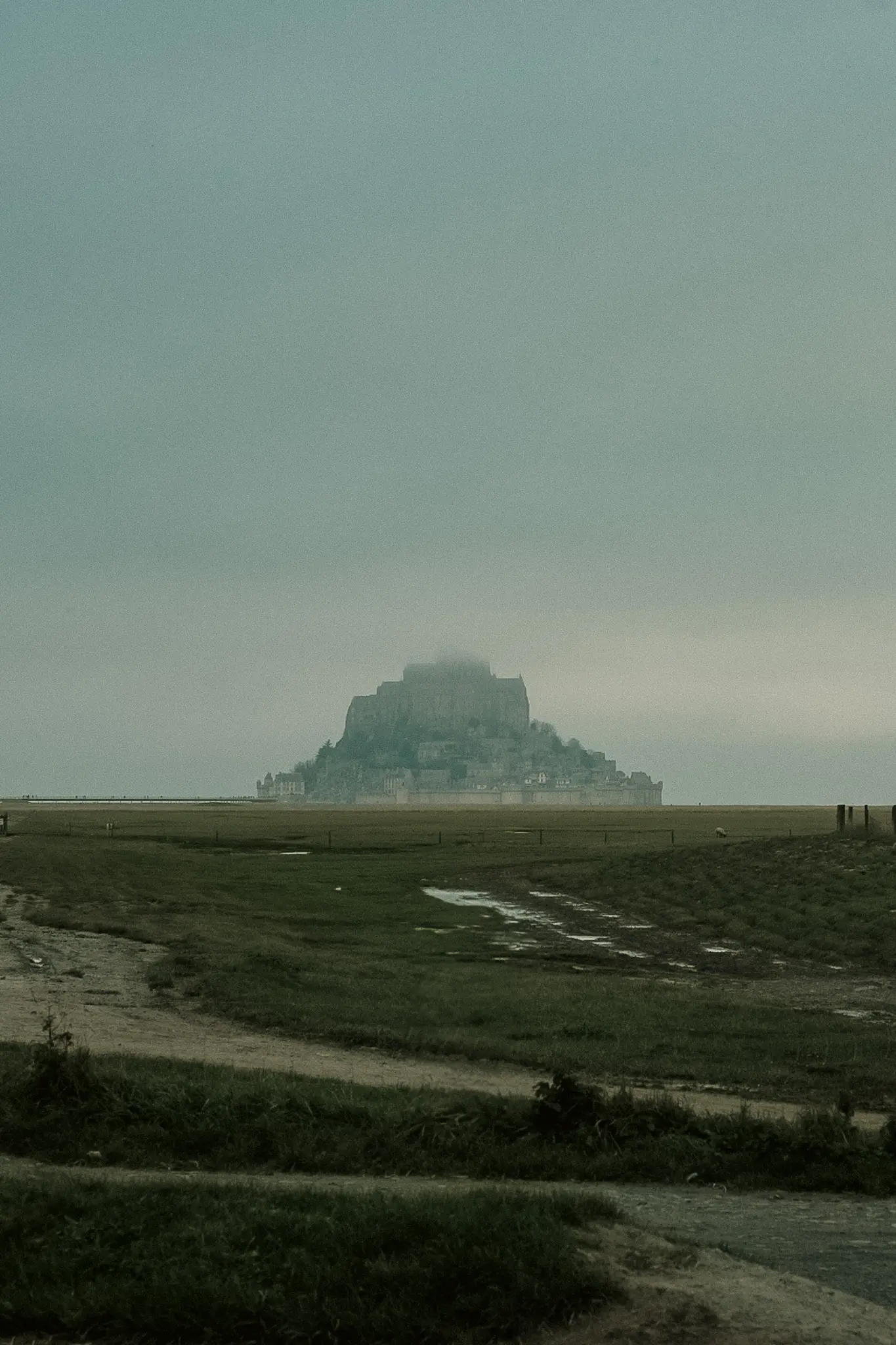 Vue sur le Mont-Saint-Michel dans la brume